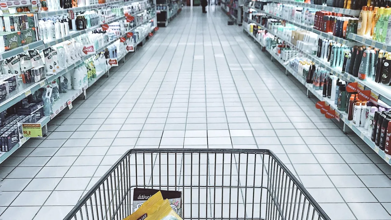 Market rafında kuruyemiş ve kuru meyve