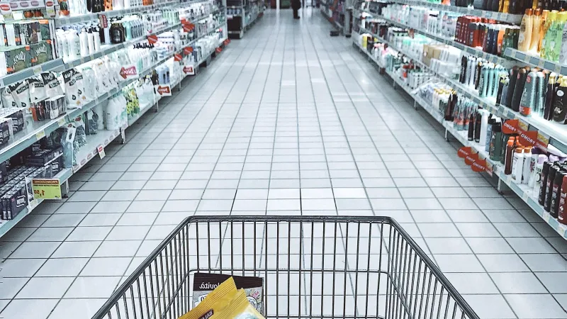 Market rafında kuruyemiş ve kuru meyve